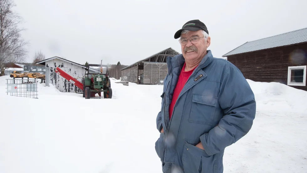 Roland Öhman är nöjd över att det trots allt har gått bra att komma igång med vedförsäljningen. Själv har han trappat ned lite på arbetsmängden och anställt en person. Högsäsongen brukar vara december till februari. 