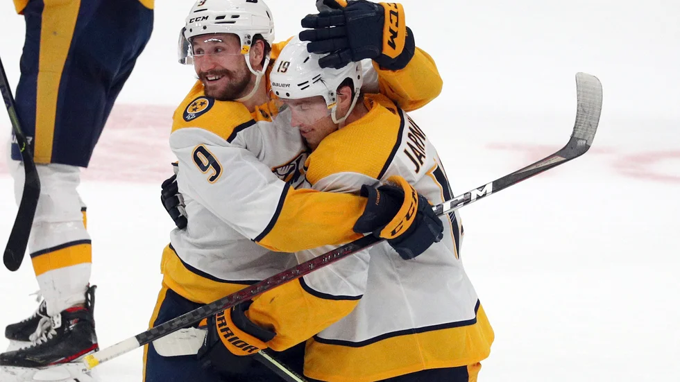 Nashvillespelarna Filip Forsberg och Calle Järnkrok firar segern över Dallas.