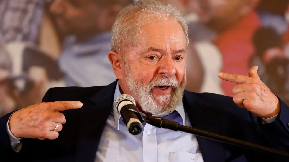Brasiliens förre president Luiz Inácio Lula da Silva talar inför landets Metallarbetarfackförbund, efter det att domarna mot honom upphävts.