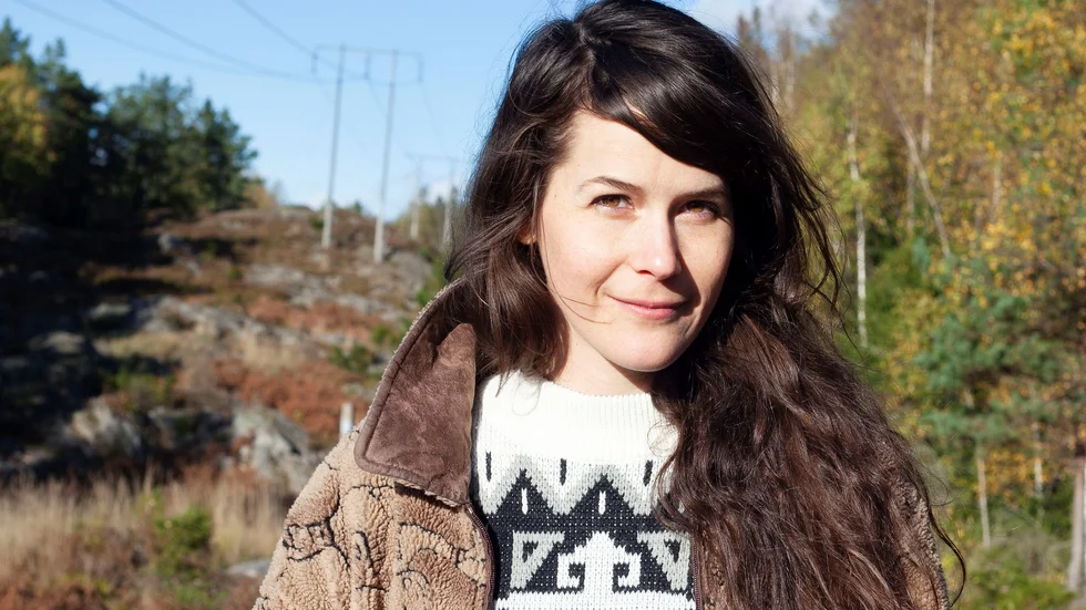 Alexandra Sundqvist, uppvuxen i Boden, är aktuell med en ny bok "Tvångsamheten" - en berättelse om hur våldet kryper in i en kärleksrelation.