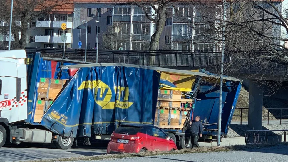 En lastbil körde fast under järnvägsbron på Vasavägen på tisdagsförmiddagen.