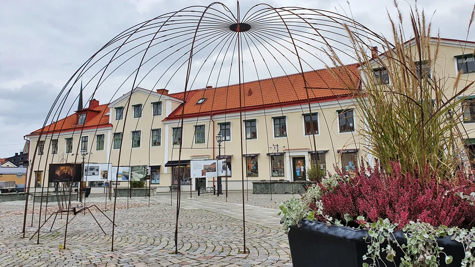 Konstverket på Stora torget innebär att ytan för torghandel ses över och anpassas.
