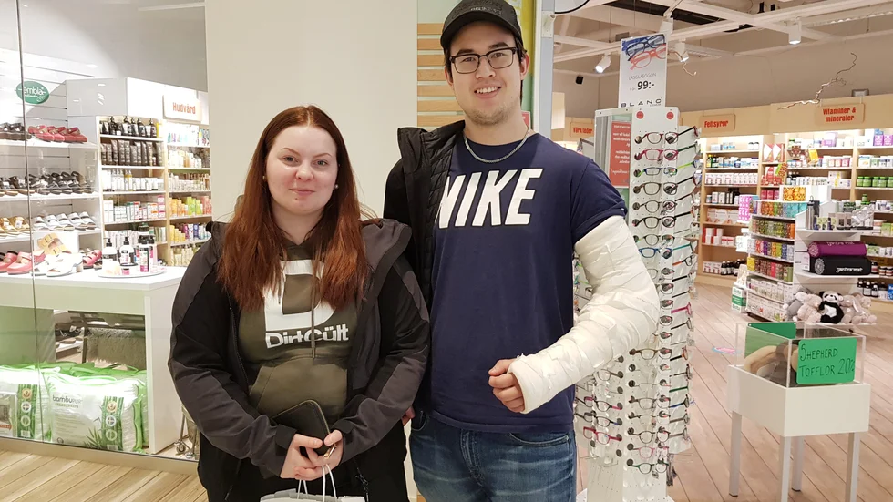 För Elin Öhlund och Johan Långström från Piteå, blir det en lugn helg, de kanske ska se på film. Hon laddar inför nästa veckas jobb, han måste ta det lugnt på grund av sin brutna armbåge som snart ska opereras.