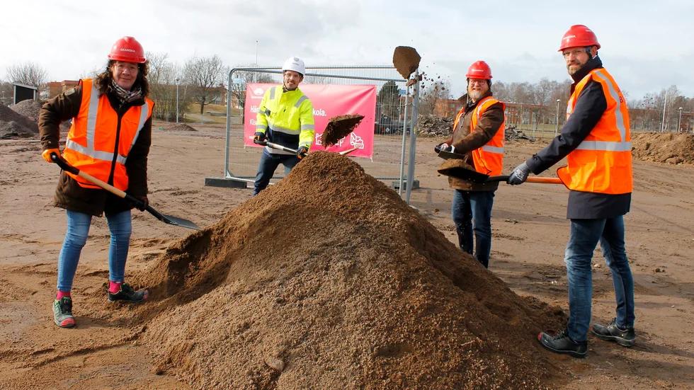 Caroline Unéus (M), Samhällsbyggnadsnämndens ordförande, Robert Fransson, Skanskas Projektchef, Per-Arne Sterner, Förvaltningschef och Mark Henriksson (M), Bildningsnämndens ordförande.
