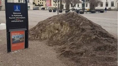 Det är flera veckor sen snön försvann, förutom, en stor grusbeklädd snöhög framför turistbyrån. Skriver insändarskribenten.