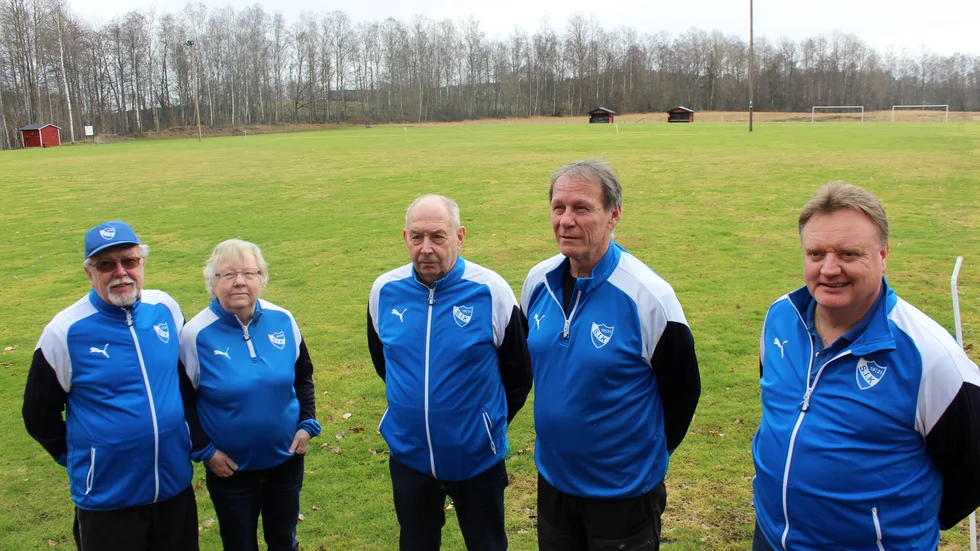 Hundraårsjubilerande Sonstorps IK, med trotjänarna Åke och Kerstin Johansson, Bo Sundqvist, Håkan Franzén och Mattias Eriksson vid fotbollsplanerna på Stråkvad.
