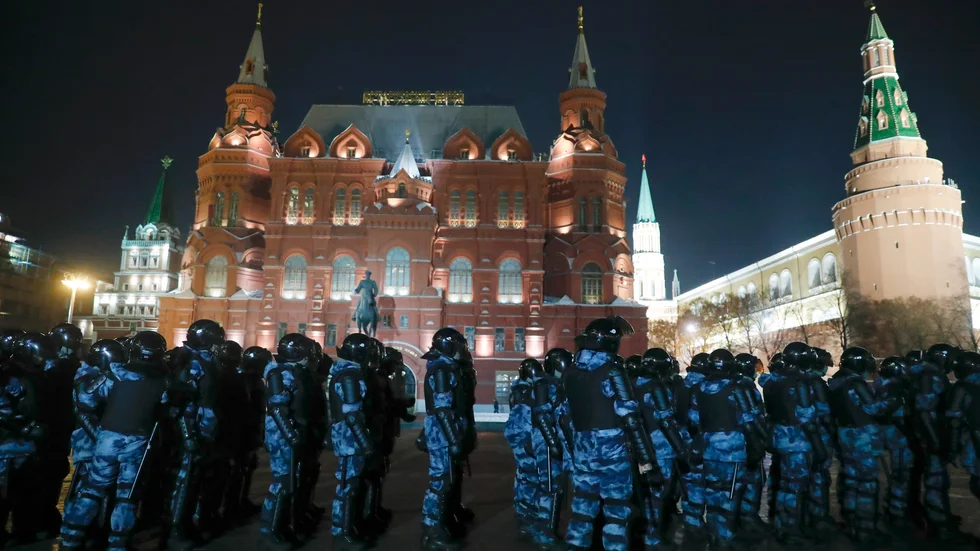 Rysk polis vid protester i Moskva tidigare i år. Arkivbild.
