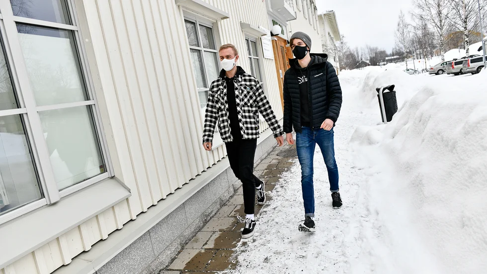 Daniel Brännström och Emil Norlund hade egna munskydd med sig då de skrev högskoleprovet i lördags.
