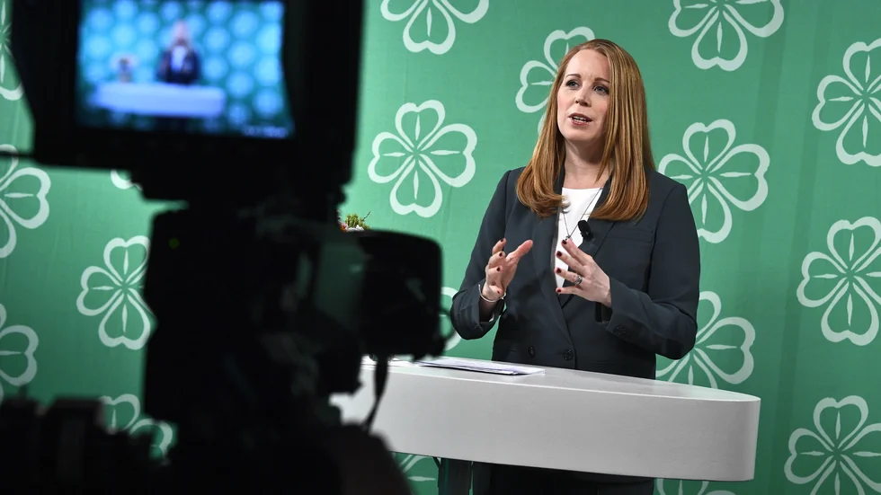  Nu har Annie Lööf målat in sig i ett hörn och kallar Centerpartiet för den ”breda mitten”. Men där står hon ganska ensam, för ingen vill samarbeta med henne, skriver signaturen C.E.G.