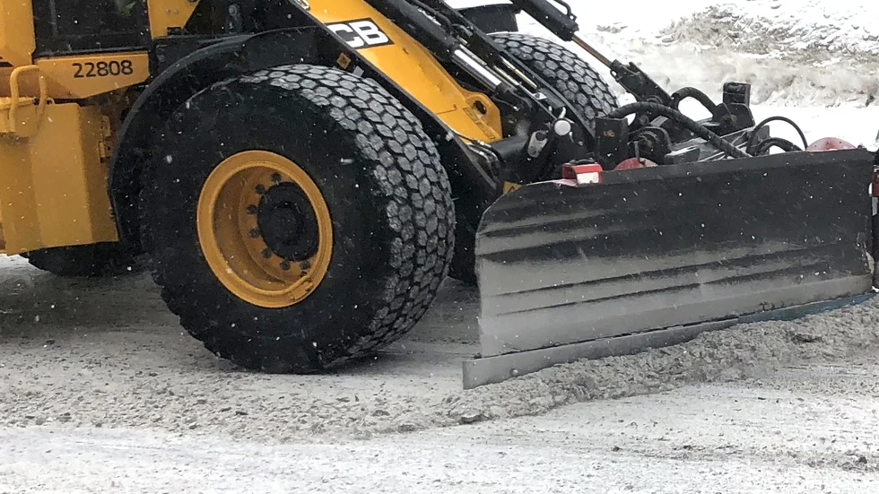 "Innevarande vinter har så här långt varit snöfattig. Trots bristen på nederbörd på senare tid, pågår det en febril aktivitet i snösvängen, traktorer som är och petar i plogvallar än här än där, flyttar snön från den ena platsen till den andra, föser ihop anorektiska plogvallar till snöhögar i villakvarteren som sedan fraktas bort med lastbilar", skriver insändarskribenten.