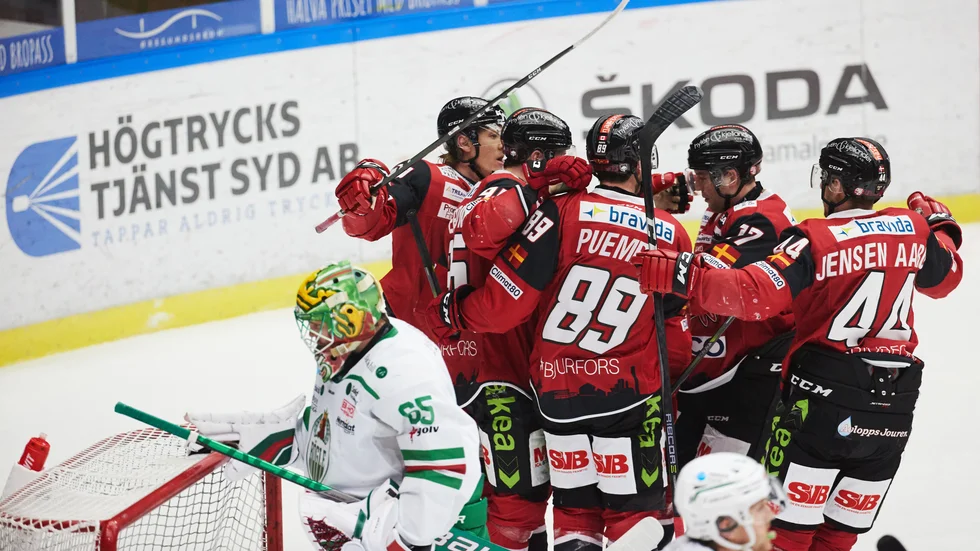 Malmöspelarna firar Pathrik Westerholms 1–0-mål mot Rögle.