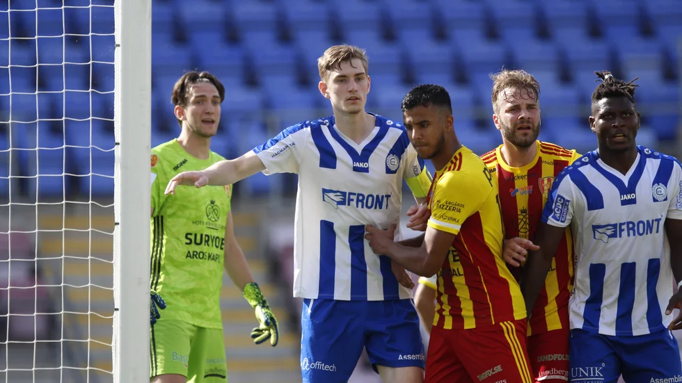 City mittback Albin Malm (mitten) var nära att fixa en kvittering men hans nick gick i ribban. Matchen mot Bissarna slutade med förlust 0–1.