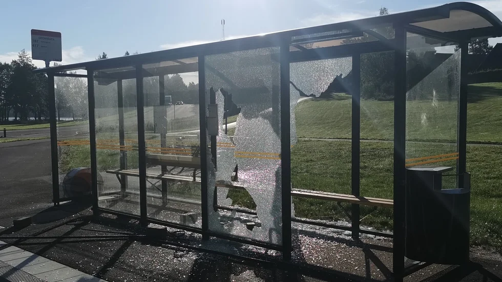 Under den senaste tiden har det kommit in anmälningar om förstörelse och skadegörelse på busskurer i Finspång. 