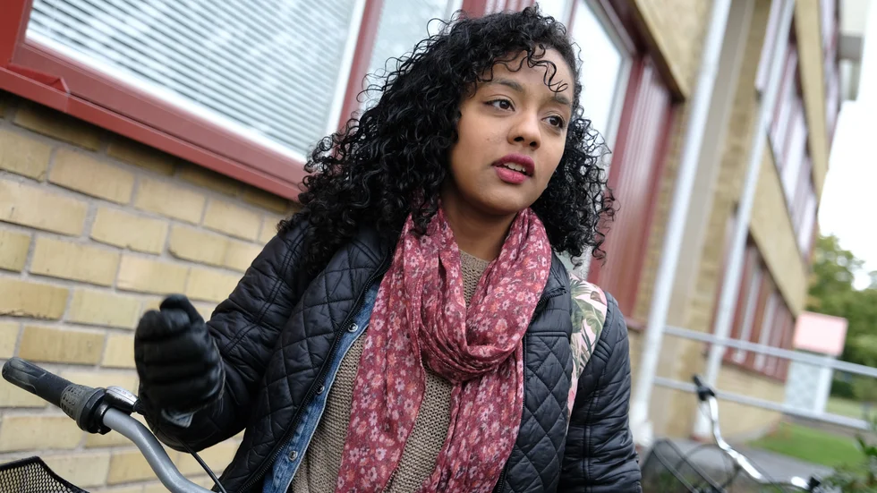 Luna de los Rios bor i huset intill gångbanan där mannen sköts. "Mina vänner vill inte åka hit till Ryd på kvällarna längre", säger hon.