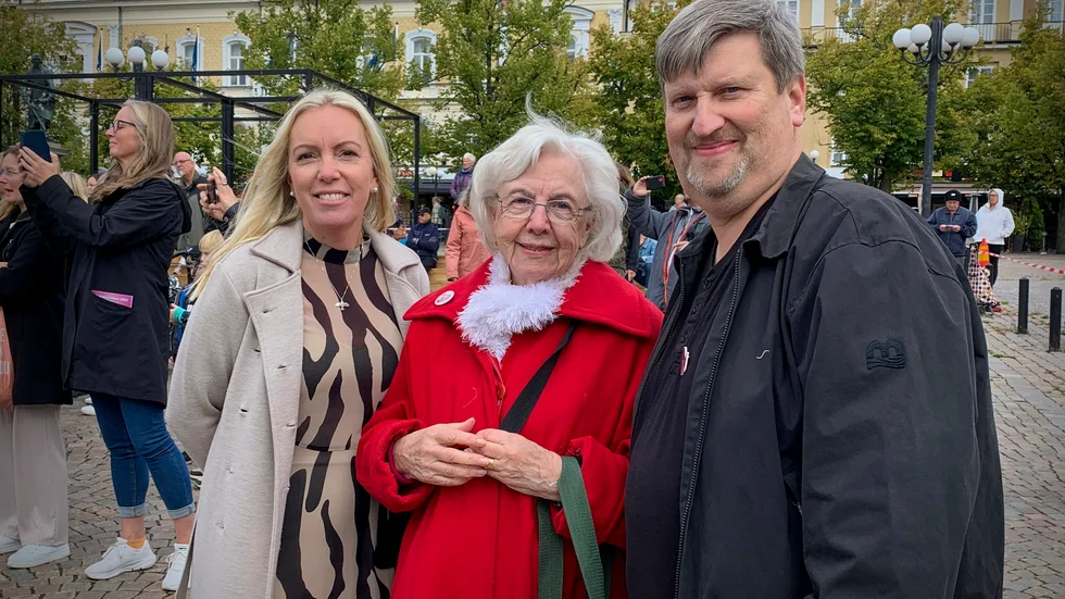 Violet Jangvik från arrangörsföreningen flankeras av invigningstalaren Therese Lundqvist och konferencier Ulf Henrik Östlund, Bostadsstiftelsen Platen.
