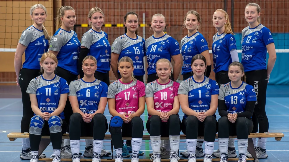 Norsjö Volley 2021/22. Bakre raden fr v Linn Isaksson, My Nilsson, Ida Fransson, Nadjezda Löf, Jonna Eriksson, Josefin Nilsson, Molly Johansson Lia, Linn Bergqvist. Främre raden fr v Amanda Sundberg, Jonna Signarsson, Julia Norberg, Sofia Eriksson, Emma Stenman och Alma Lundgren.