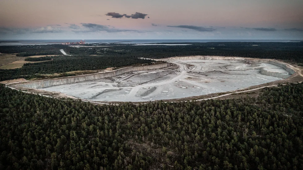 Cementas kalkbrott  i Slite med täkten vid File Hajdar. Beslutet att ge Cementa fortsatt tillstånd att bryta kalk strider mot grundlagen Regeringsormen, menar skribenterna som poängterar miljöorganisationernas roll i den rättsliga processen.