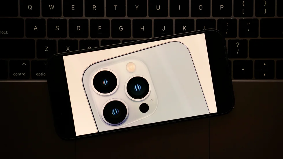 Apples nya Iphone visades upp på en webbsänd presskonferens.