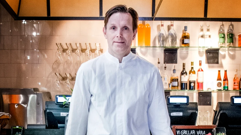 Melker Andersson har drivit krog i Öregrund de senaste fem somrarna. Nu tvekar han inför om det blir en sjätte.