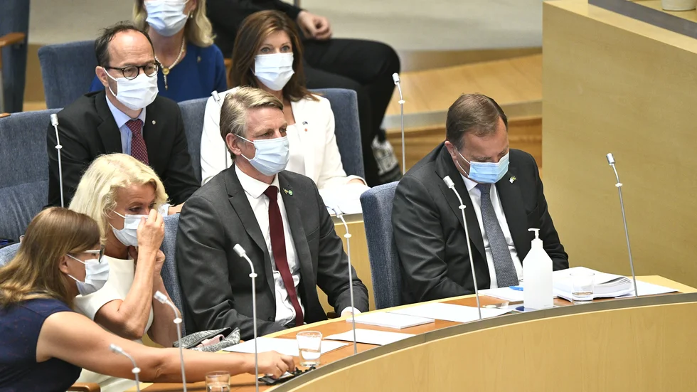 Löfven med delar av sin regering under misstroendeceremonin. 