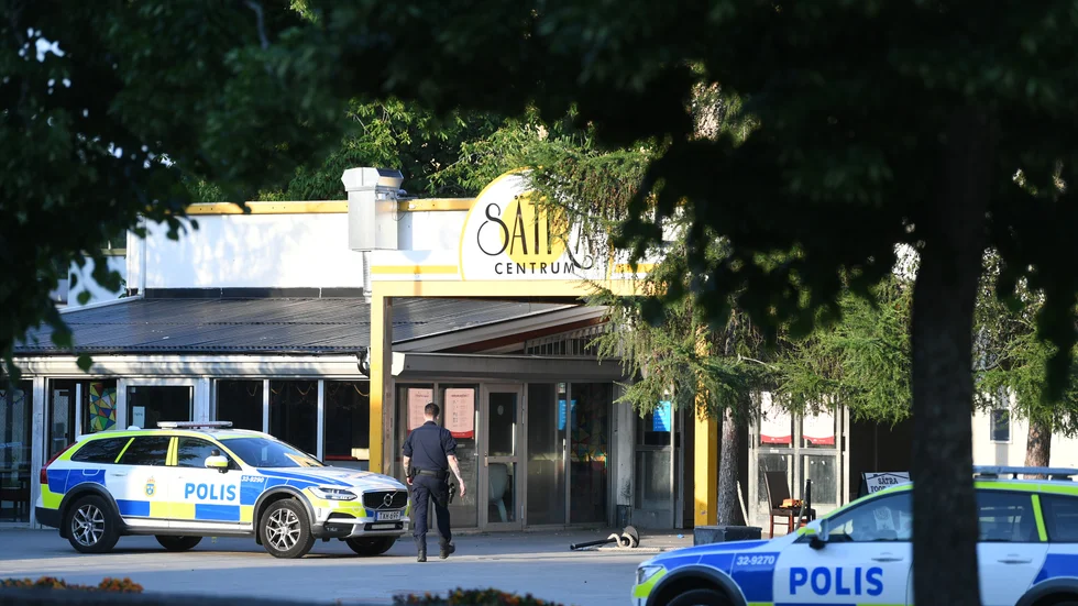 Avspärrningar i Sätra centrum på söndagskvällen.