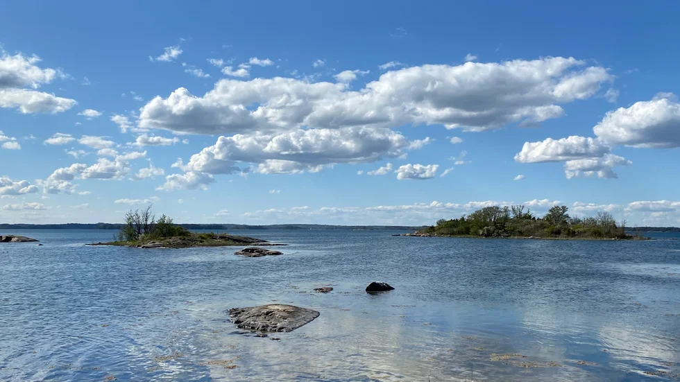 Miljö- och byggnadsnämnden väljer att avslå sommarstugeägarens ansökan då det finns risk för saltvatteninträngning. 