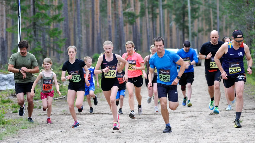 Starten har precis gått i Drängsmarksterrängen. Markus Hällberg (299) tog täten och han var också snabbast över 9,4 km.