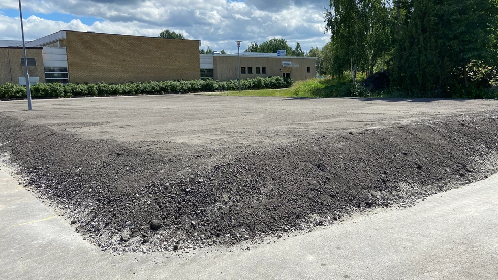 Här ska innebandyns nya uteplan ligga, på en yta mellan Duveholmshallen och gymnasieskolan. I veckan hoppas KIB bli klara med golv och sarg.