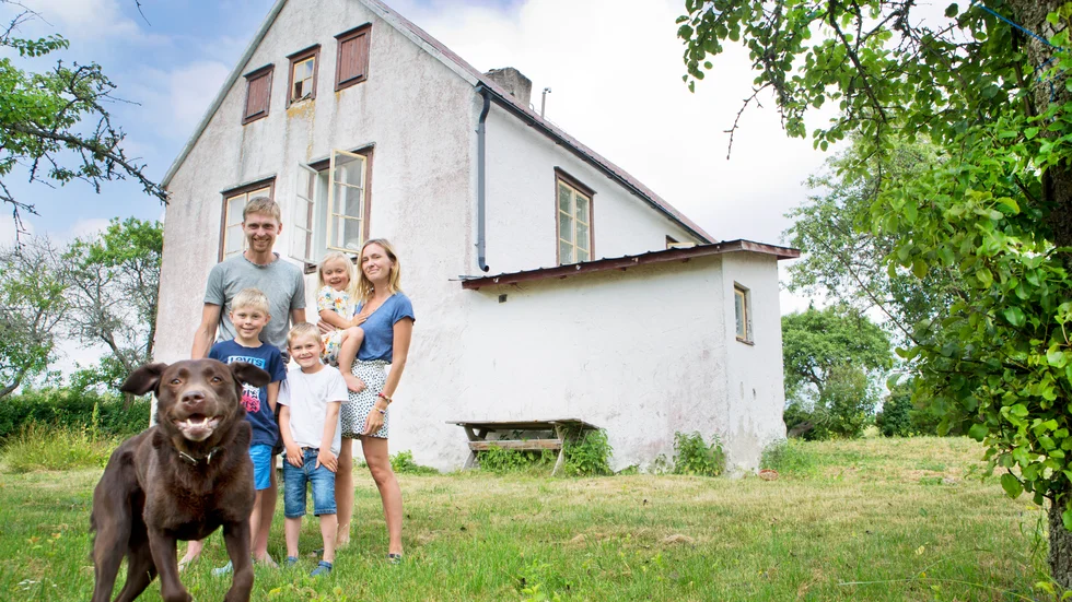 Bondeparet Fredrik och Therese med barnen Algot, Olle och Frans och hunden Hedda utanför huset i Sproge. Där fyra brevskrivare flyttade in under ett tv-program för tio år sedan och en av dem stannade kvar för att bilda familj.