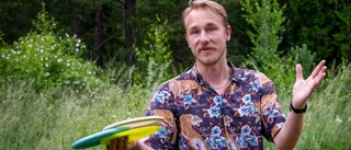 Han bygger discgolfbana – på idylliska skärgårdsön
