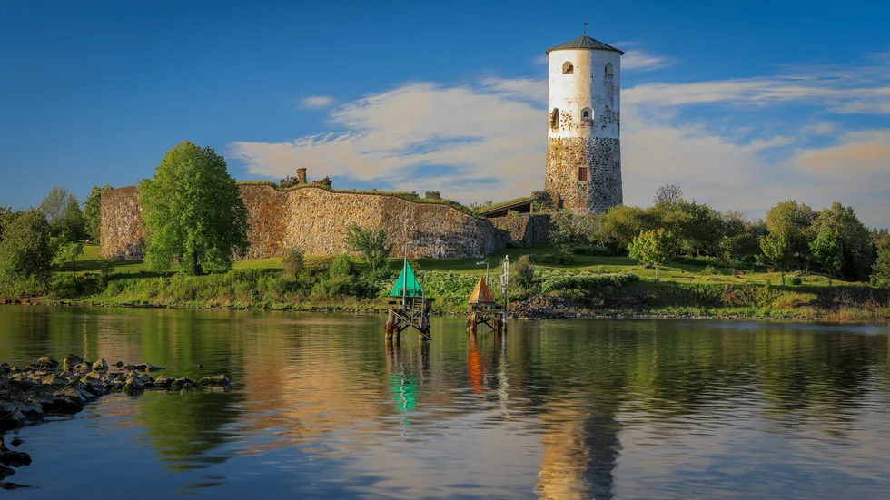 En berättelse från Stegeborgs slott finns med bland de femton historierna från Söderköping.