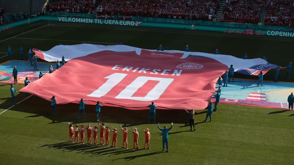 Danska landslaget hyllade Eriksen inför matchen mot Belgien. Arkivbild.