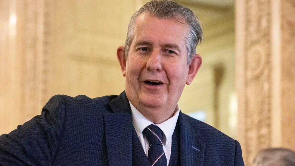 Bilden är tagen i början av juni, då Edwin Poots var ny på partiledarposten som han nu lämnar..