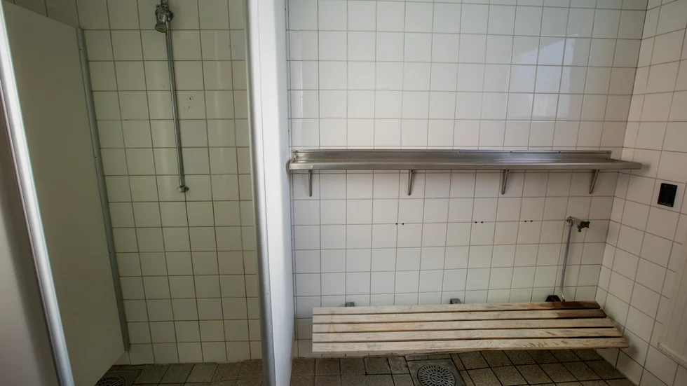 Någon har dragit ut en slang från ett omklädningsrum, skruvat på vattnet för fullt och orsakat vattenskador för närmare 100 000 kronor. Bilden är tagen i ett annat sammanhang.