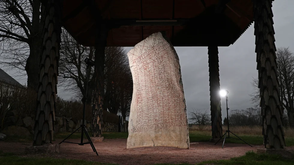 Rökstenen är Sveriges mest kända runsten. Den 760 tecken långa inskriften sägs ibland vara startpunkten för den svenska litteraturens historia. Stenen står vid Röks kyrka i Ödeshög.