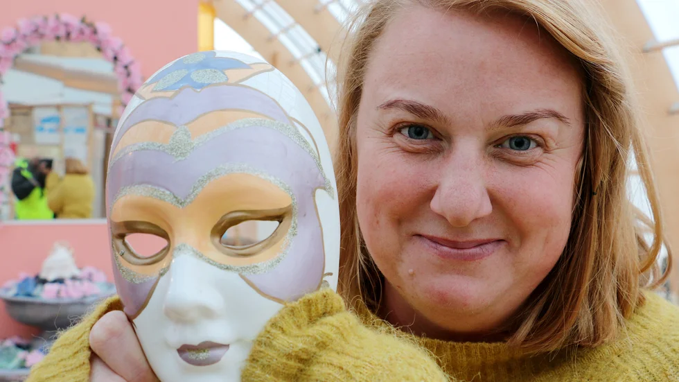Carolina Jonsson, ny chef på Virserums konsthall lyfter på masken och berättar om sig själv och nya jobbet i en öppenhjärtig intervju.