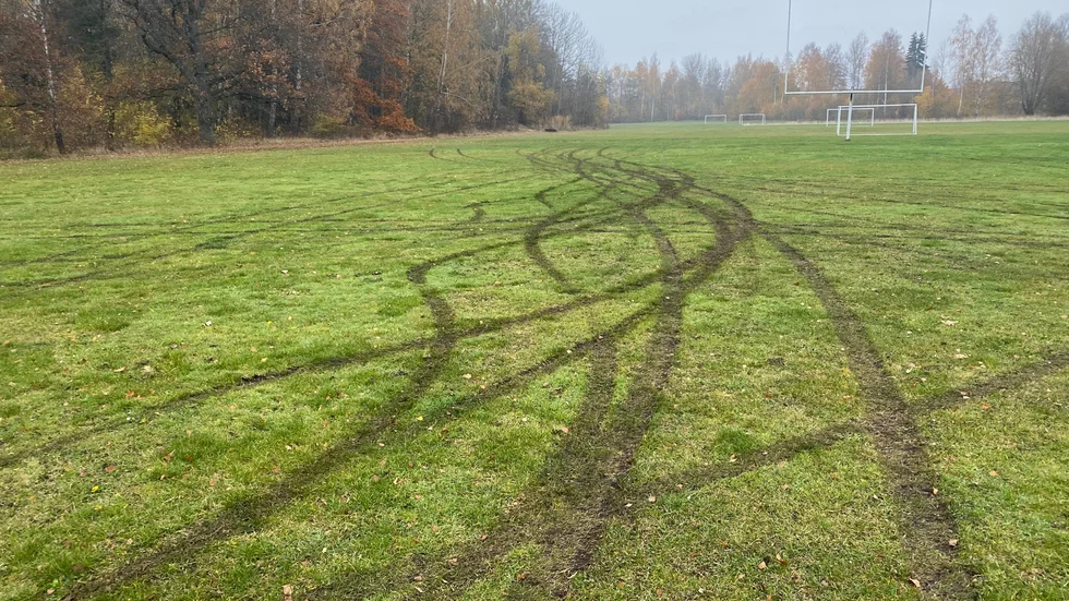 Gräsplanerna i Råssnäs är helt förstörda och nu måste kommunen åtgärda dem inför våren. 