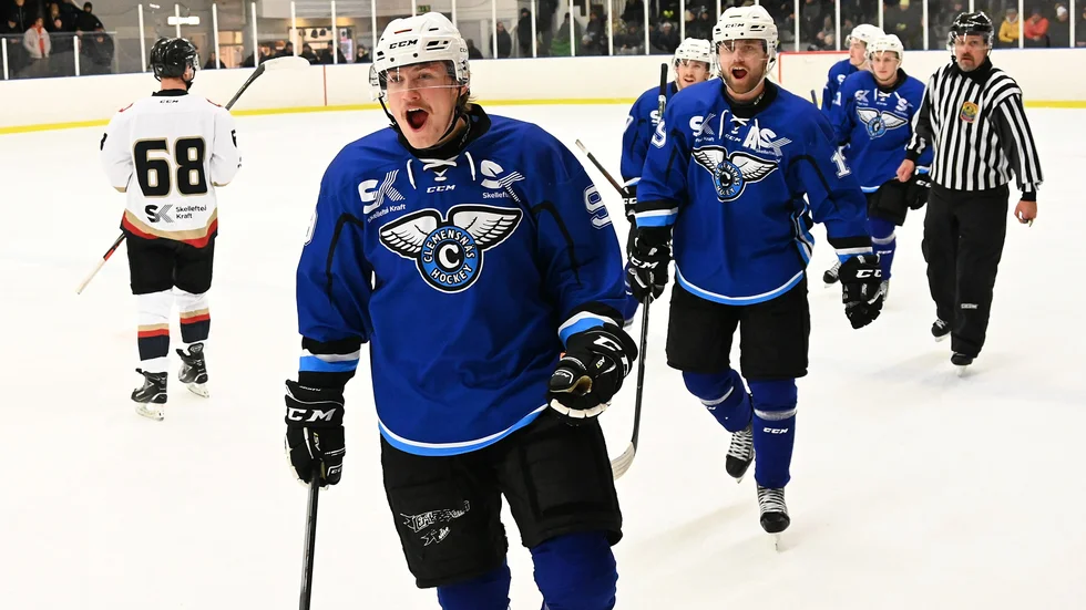 Jonatan Sundin, med fem raka säsonger i SK Lejon, kunde jubla högt över att han pricksköt både 1–0, 2–0 och slutresultatet 4–1 för Clemensnäs i derbyt i hockeytvåan. 