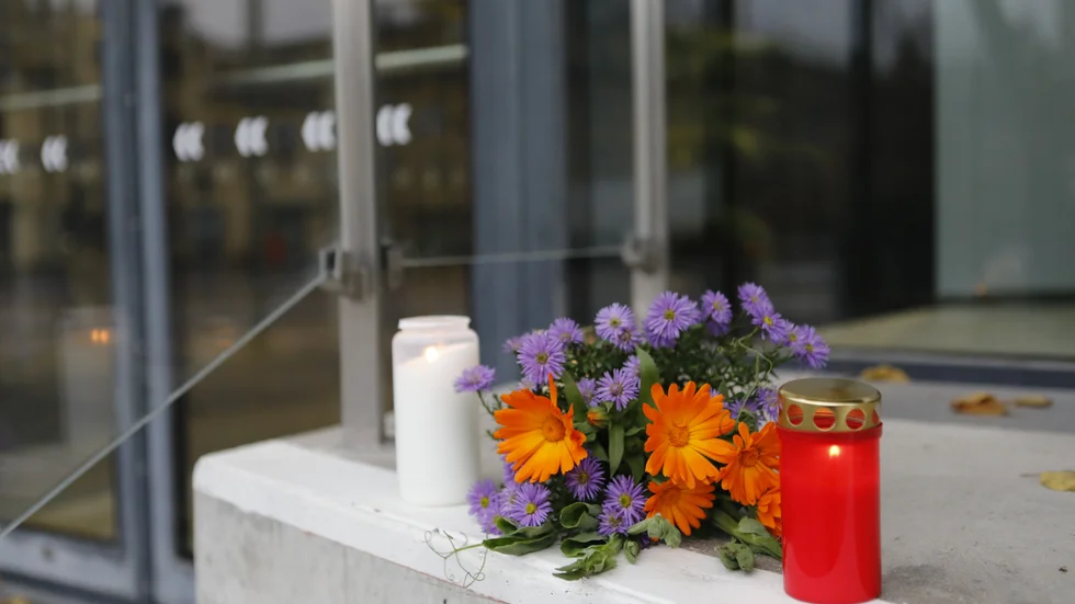 Blommor och ljus utanför Uppsala Konsert och Kongress dagen efter att två personer dött i lokalen.