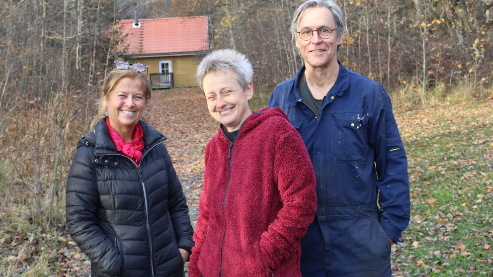 Eva Lundbäck, Sabine Lauschke och Nisse Karlsson Lundbäck, producent för utställningen, framför en av de stugor som de inbjudna konstnärerna kommer att bo i. "Alla konstnärerna ser väldigt mycket fram emot det här", säger Eva Lundbäck. 