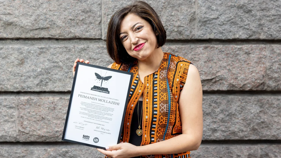 Peimaneh Mollazehi, mottagare av barnradions bokpris 2021. Pressbild.