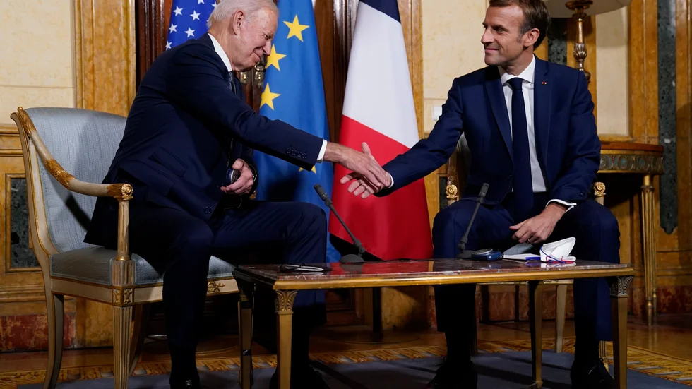 USA:s president Joe Biden (till vänster) skakar hand med Frankrikes president Emmanuel Macron när de träffades för första gången sedan ubåtsbråket bröt ut.