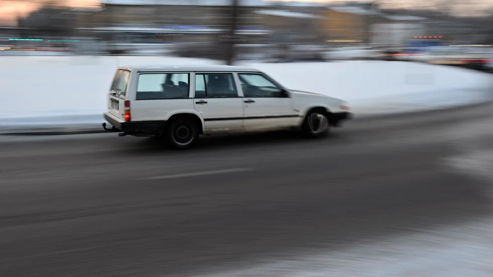 Insändarskribenten tycker att många bilister slarvar och försöker gena när de kör i rondellerna.