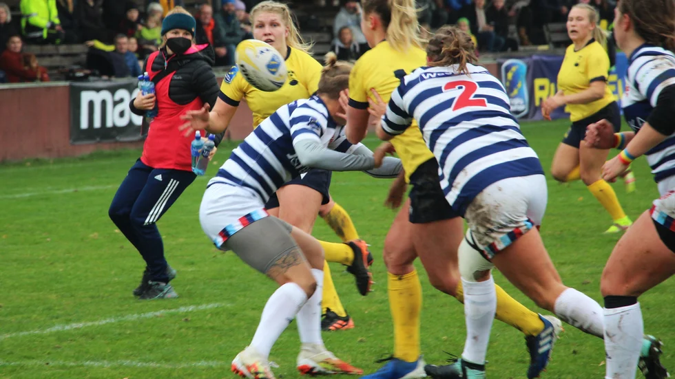 Tove Viksten är på väg att få passningen som öppnar för hennes försök i matchen. Det hela gick så snabbt att vattenbäraren i bakgrunden knappt hann undan.