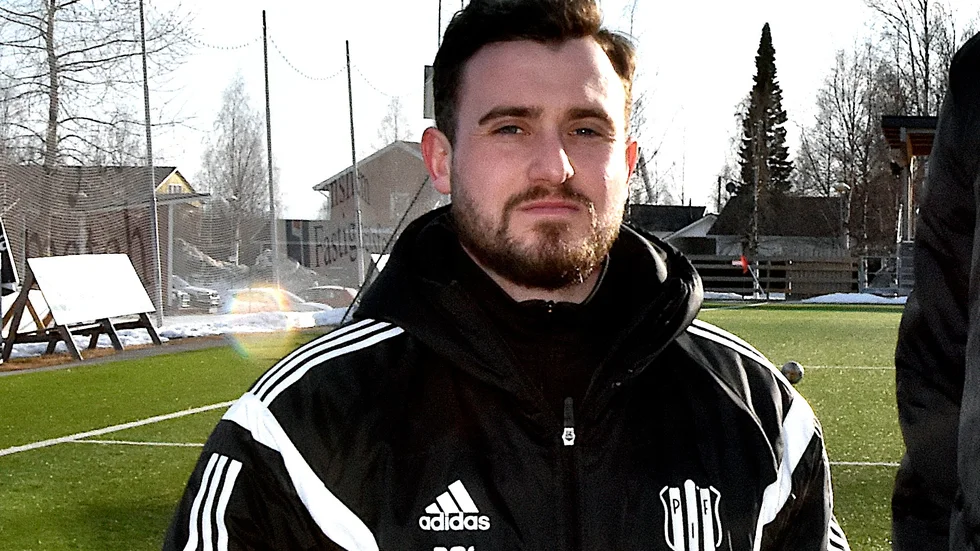 Rob Clark stannar i Piteå IF efter att ha nobbat Moröns BK.