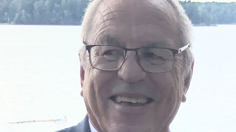 Kända bandyprofilen och företagaren Vilnis Zazis har gått ur tiden efter en tids sjukdom, 75 år gammal.