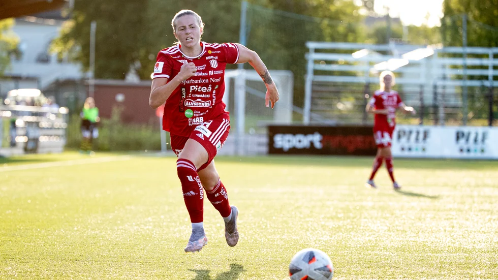 Selina Henriksson är tillbaka på fotbollsplanen igen.