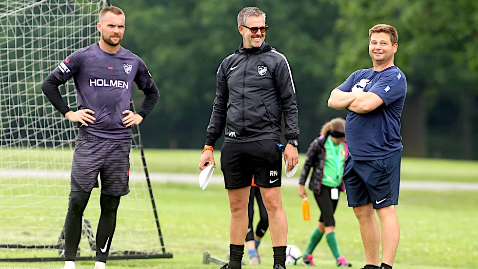 Oscar Jansson till vänster, Rikard Norling i mitten och Bjarni Gudjonsson samtalar efter onsdagens träning. 