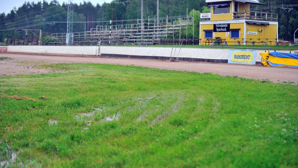 Regnet ställde till det i onsdags och derbyt mellan Griparna och Team Rapid kunde inte köras. Nytt datum blir den 9 augusti.