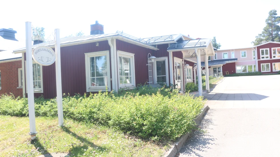 Hortlaxgårdens äldreboende har fått kyld luft och därmed något bättre inomhusklimat i sommarhettan. På grund av pandemin har omställningen försenats och många äldreboenden är inte åtgärdade. 